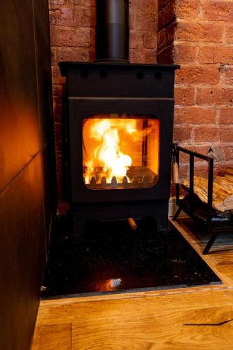 DJH Homes - VIP Luxury 2BR Grade ll Industrial House with Log Burner - JQ, Birmingham City