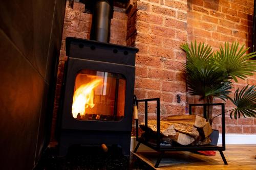 DJH Homes - VIP Luxury 2BR Grade ll Industrial House with Log Burner - JQ, Birmingham City, Birmingham (foto 4)