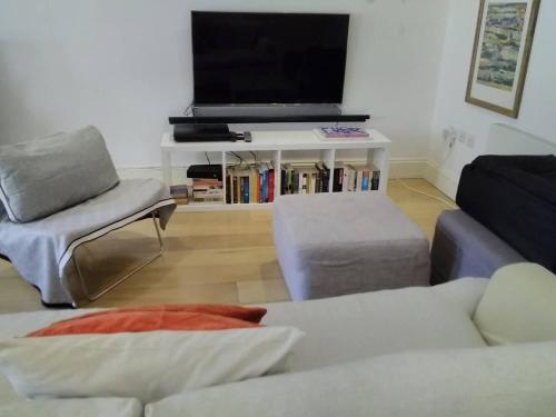 2 Bed - Sleeps 4 - Private Patio - Kensington - image 4