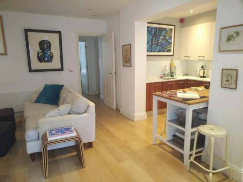 2 Bed - Sleeps 4 - Private Patio - Kensington - image 2