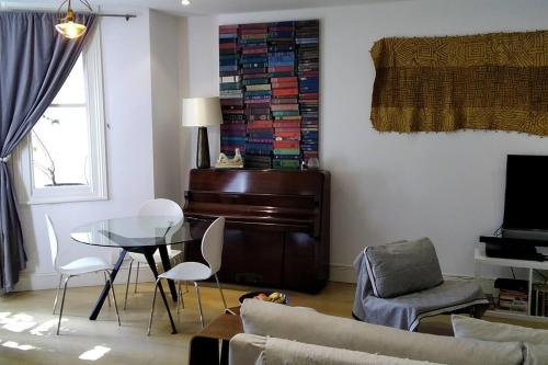 2 Bed - Sleeps 4 - Private Patio - Kensington - image 9