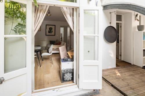 2 Bed - Sleeps 4 - Private Patio - Kensington - image 8