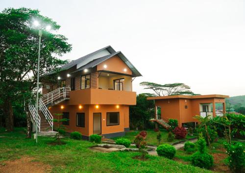 CeeCee Grand, Vagamon
