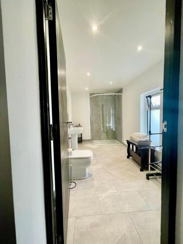 Zuhanyzó, Entire YellowApt near Belfast City Centre - Free parking - Up to 4 guests - 3 beds - Self check in in Ballymacarrett