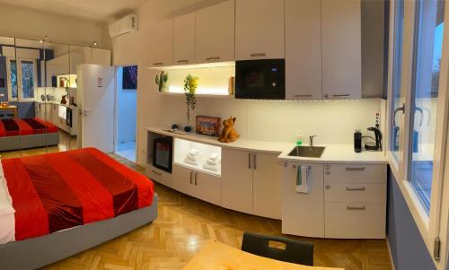  Tra le Torri B&B - Ampia stanza privata in appartamento con bagno privato accessibile da corridoio in Bologna