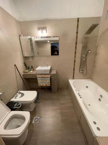 bedroom and private bathroom Habitacion y baño privado - en una casa