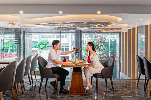 MERCY EMERALD HOTEL - 레스토랑