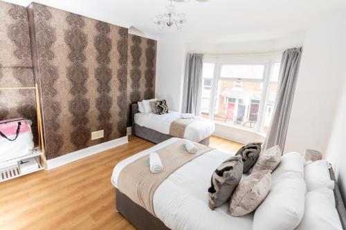 Malvern - Beautiful 2 bed upper flat Ideal for Contractors Free Parking