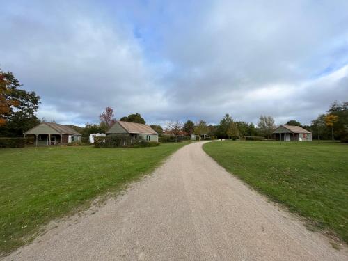 Les maisonnettes du lac - base de loisirs Lavaré