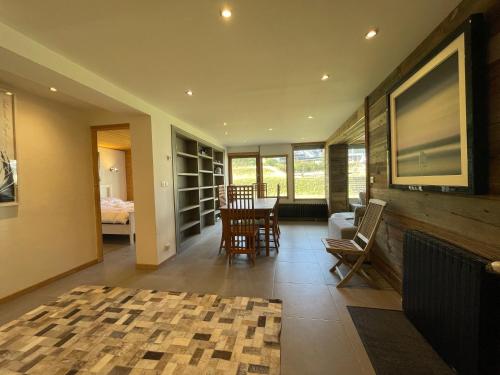 Ski in-Ski out! Spacious & Stylish Apartment for 8 in the heart of Lavachet near L'Eterlou
