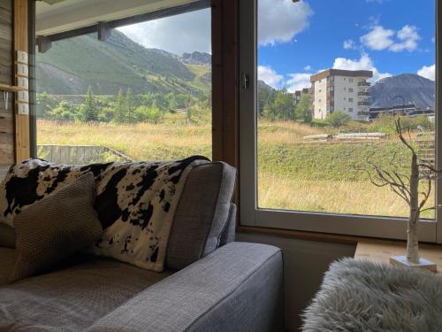 Ski in-Ski out! Spacious & Stylish Apartment for 8 in the heart of Lavachet near L'Eterlou