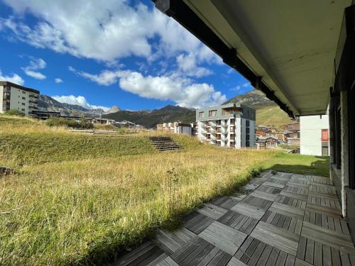 Ski in-Ski out! Spacious & Stylish Apartment for 8 in the heart of Lavachet near L'Eterlou