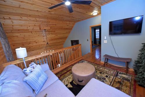 Hayden’s Hideaway - Mountain view, hot tub, game room, fun!