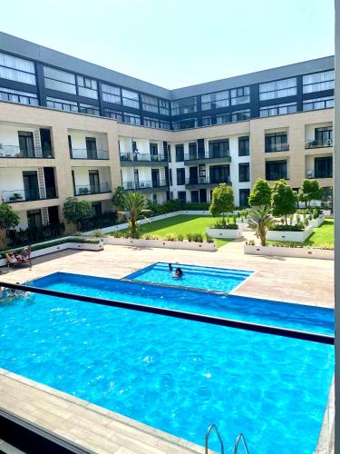 Lovely studio apt with balcony, gym and pool.