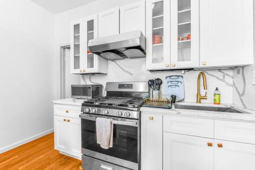 Welcome to “Sunny Park Slope Retreat”! thumb 4