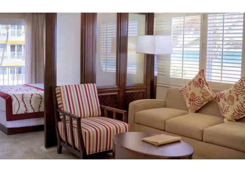 Discover the Charm and the Sea Gardens, an Exceptional Gold Coast Studio Condo Retreat - Special Offer Now! in Pompano Beach, USA