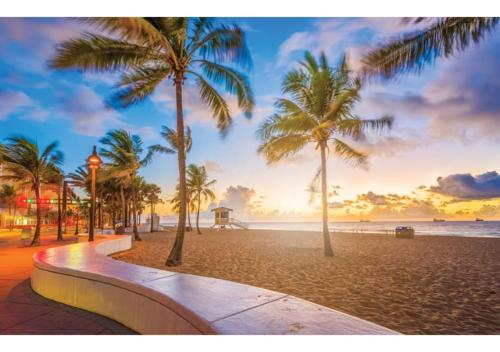 Discover the Charm and the Sea Gardens, an Exceptional Gold Coast Studio Condo Retreat - Special Offer Now! in Pompano Beach, USA