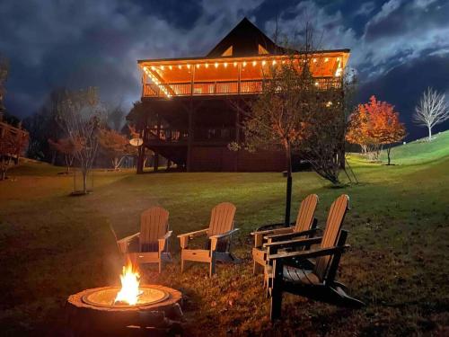 Beautiful Cabin at the New River w/Mountain Views! in Piney Creek, USA
