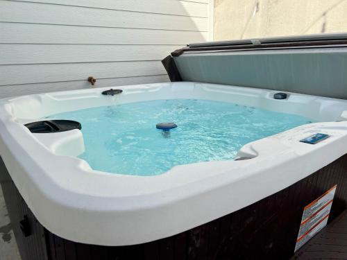 Oar Place - Private Hot Tub! 1 Mile To Marina! Steps to Indoor & Outdoor Pools! in Hollister, USA