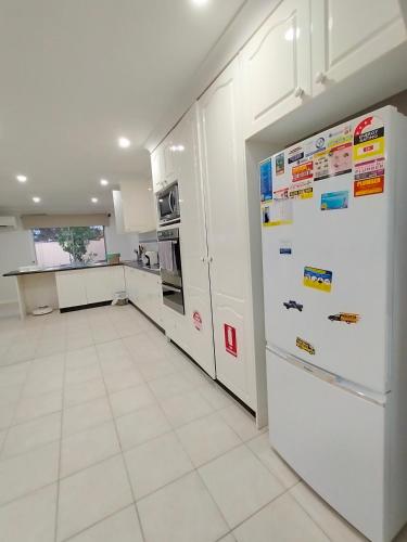 4 Bedroom, 3 bath room home in Kingswood NSW, free WIFI Internet, free parking