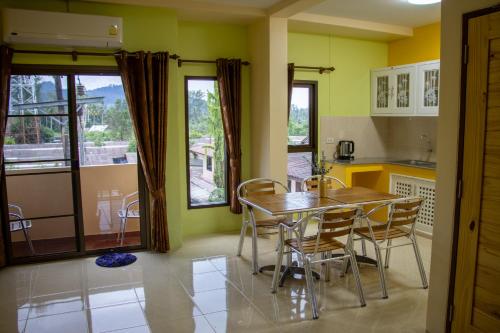 Thai Life Guesthouse Khaolak in เขาหลัก