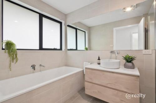 Spacious House Close to Hobart CBD WiFi and New Sony QLED Smart TV