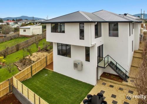 Spacious House Close to Hobart CBD WiFi and New Sony QLED Smart TV