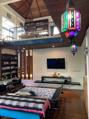 Griya Oma Nining-Large House with Swimming Pool - image 3