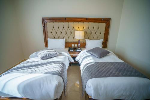 Standard Twin Room image 3