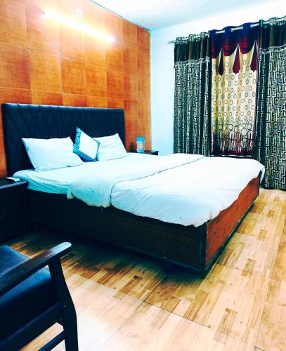 Hotel Holiday Dalhousie - Near Ghandhi Chowk Mall Road