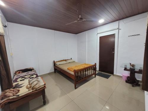 1 double bed, 1 twin bed