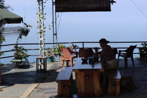 The view padang, Amazing view, food, drink, sleep, transport, 8 mins Mentawai fast ferry