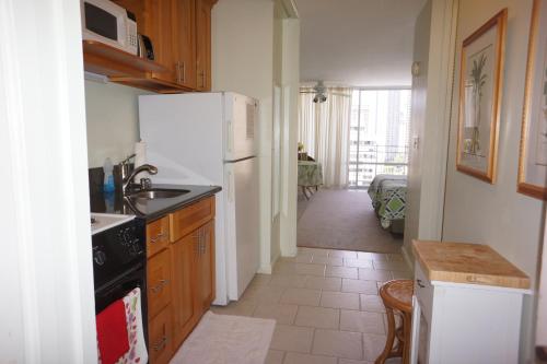 Waikiki Studio at Ilikai Marina - great apartment by the beach - see low end price!