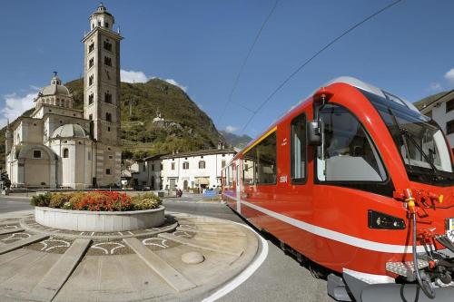 BNBERNINA EXPRESS Dietro al Trenino Rosso