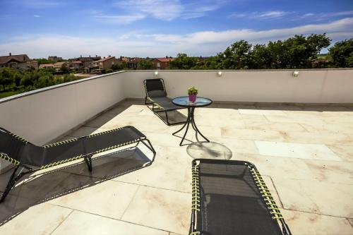 One-Bedroom Apartment Ground Floor with Balcony