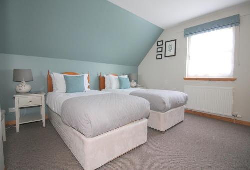 2 twin beds