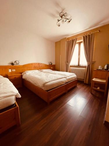 1 queen bed, 1 twin bed