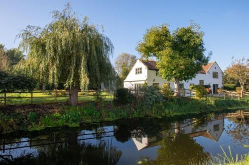 Peaceful Riverside Five Bed Cottage in Somerset
