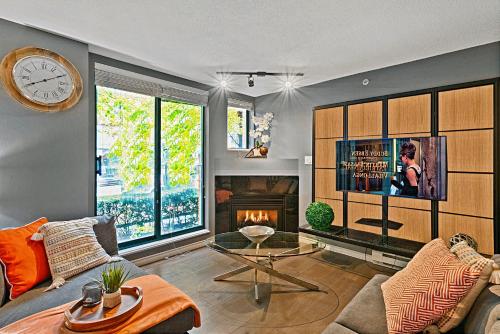 Luxury 3 Bedroom Duplex Yaletown with Fireplace & Den