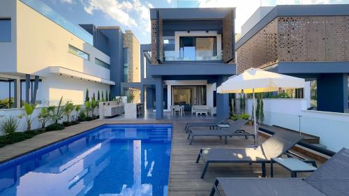 Luxury Beachfront Villa - Rooftop Jacuzzi, Sunrise – khách sạn tại Paralimni
