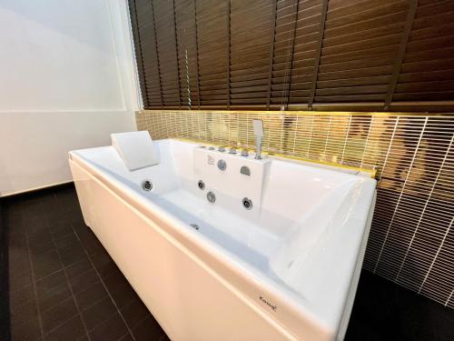 Hot tub, The Space Hotel Lampang in Lampang