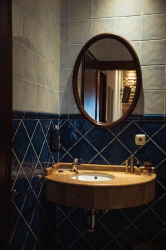 Twin Room with Private Bathroom image 2