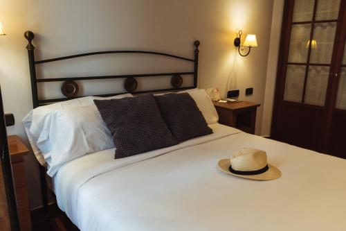Double Room with Shared Bathroom image 6
