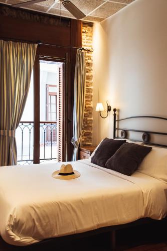 Double Room with Shared Bathroom image 1