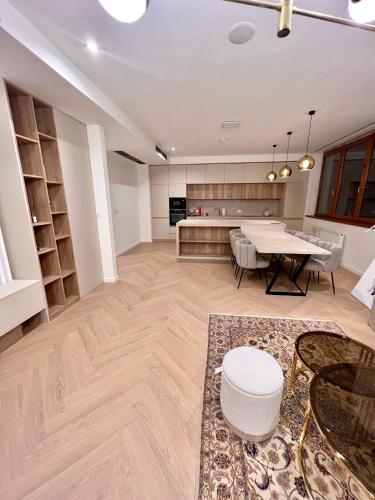 Stylish 3 bedroom apartment in the hearth of city center with history