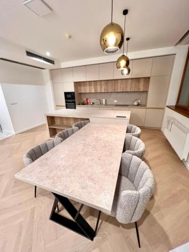 Stylish 3 bedroom apartment in the hearth of city center with history, Bratislava (fotografie 3)