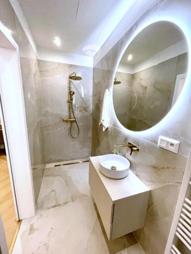 Stylish 3 bedroom apartment in the hearth of city center with history, Bratislava (fotografie 8)