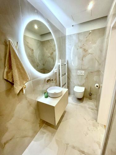 Stylish 3 bedroom apartment in the hearth of city center with history, Bratislava (fotografie 9)