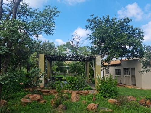 Getaway with mountain views, BBQs & hikes near Cradle of Humankind Getaway with mountain views, BBQs & hikes near Cradle of Humankind