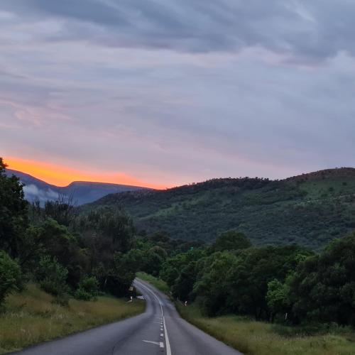 Getaway with mountain views, BBQs & hikes near Cradle of Humankind Getaway with mountain views, BBQs & hikes near Cradle of Humankind